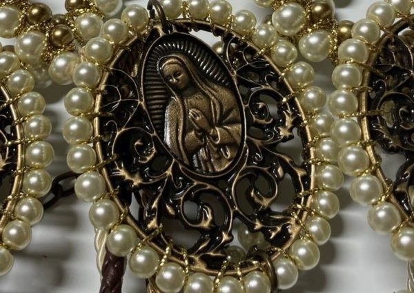 Bendición Virgen de Guadalupe perlas blancas - Imagen 3